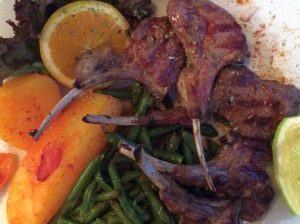 Lamb chops with green beans and salt potatoes in Ach! Nicko Ach! © 2016 Muenzenberg Medien, Photo: Stefan Pribnow