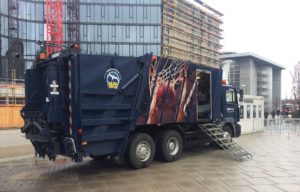 A garbage truck of the Berlin Garbage Team parks in front of the Spree arena between Oberbaumbrücke and Ostbahnhof. © 2018, Münzenberg Media, Photo: Stefan Pribnow