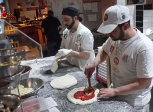 The pizzas are prepared in an open kitchen. © 2018, Photo: Fritz Hermann Köser, Caption: Stefan Pribnow