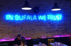 Parole neon blue: "IN BUFALA WE TRUST". © 2018, Photo: Fritz Hermann Köser, Caption: Stefan Pribnow