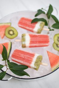 Gorgeous melon pops of and with – sort of straw, silly. © STROH