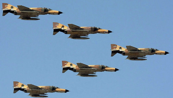 Iran_Kriegsflugzeuge_Staffel_am_Himmel_QF_Wikipedia_Shahram_Sharifi