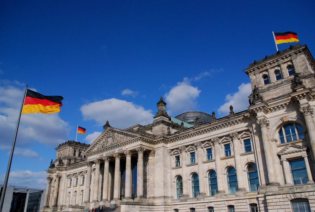 Reichstag Himmel Deutschland-Fahnen Berlin QF 1920 Pixel Breite Quelle Pixabay