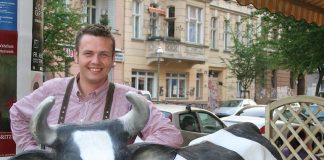 No Kangaroo, for sure, but certainly a cow outside – Austrian restaurant with a sense of humour along to the restrooms – Take a seat, lift up to alpine cuisine