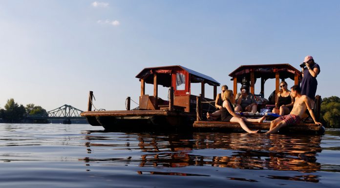 Our good luck with Huckleberrys Tour, their speedy raft with spacy cabin – afloat with Jim round Potsdam and on the Havel