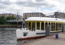 A palatial tour on the sun deck of the flagship MS “Sanssouci” of the Weiße Flotte Potsdam is fun and beautiful, because there you can see parks and palaces and many other pleasant things