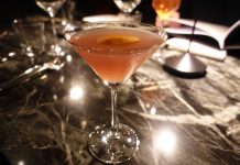 A Cosmopolitan at the bar of the Berlin restaurant Le Consulat