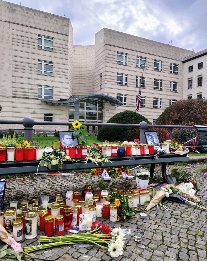Commemoration of Charlie Kirk in front of the US Embassy in Berlin. © Münzenberg Medien, photo/caption: Stefan Pribnow, place and date of photograph: Berlin, 13 September 2025