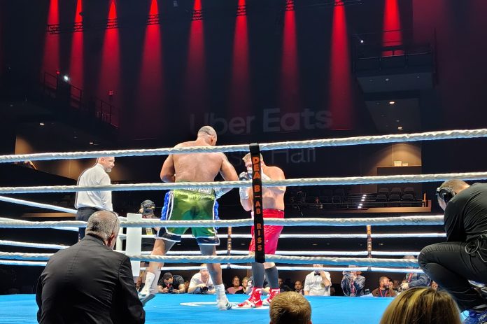 A boxing match in a boxing ring in Berlin. © Münzenberg Medien, photo: Stefan Pribnow, place and date of photograph: Berlin, 12 November 2025
