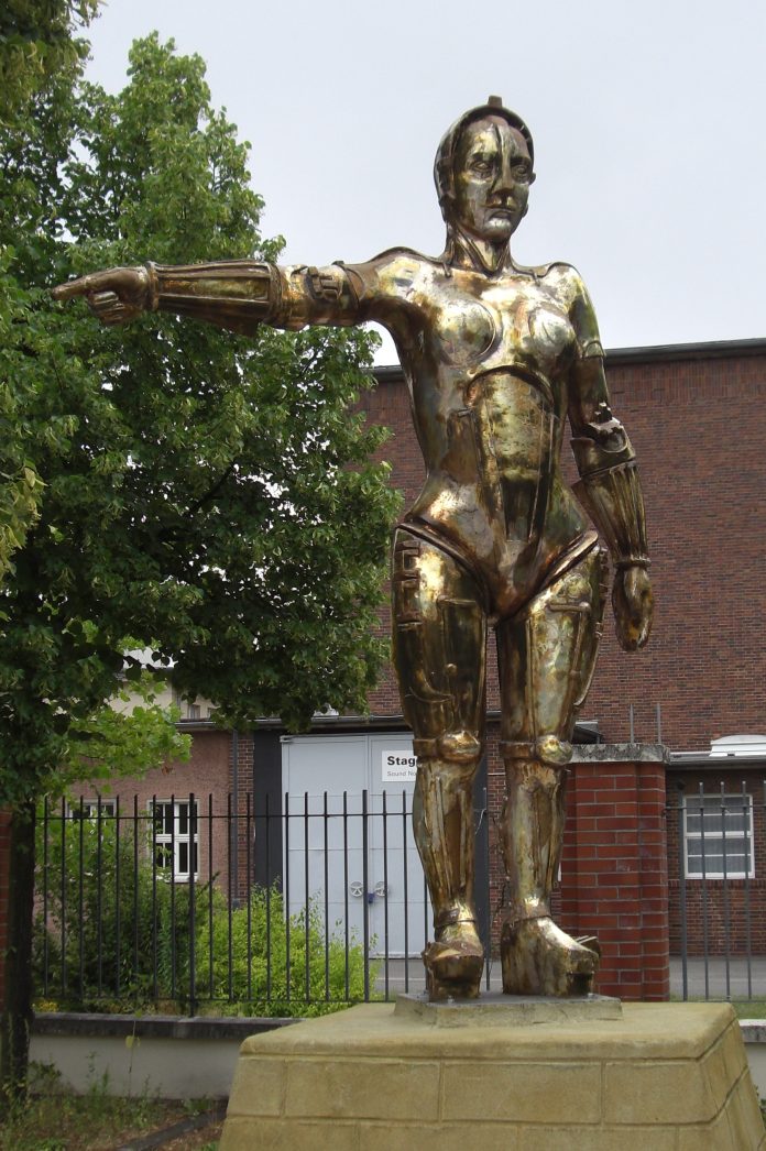 Maria the Machine-Human from the film "Metropolis" (1927) as a statue at Filmpark Babelsberg. Photo: Havelbaude, CC BY-SA 3.0