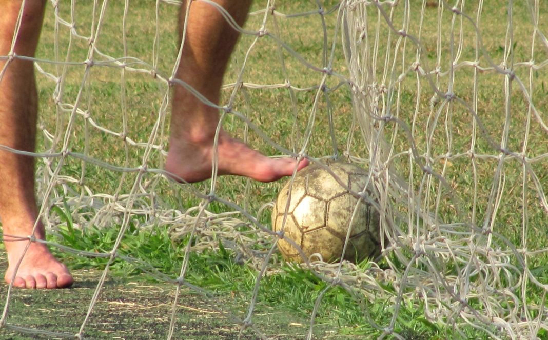 Fussball Ball Fuesse Beine Netz Rasen Symbolbild QF Pixel 1920 Quelle Source Pixabay gemeinfrei CC0 Public Domain