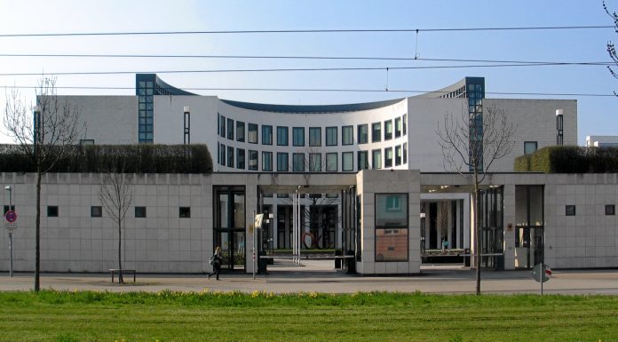 Behind high walls lies the headquarters of the Federal Public Prosecutor at the Federal Court of Justice in Karlsruhe. CC BY-SA 3.0