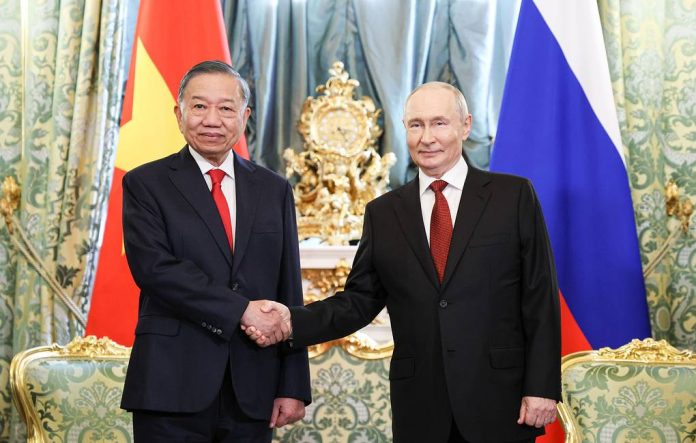 To Lam et Vladimir Poutine, le 9 septembre 2026 à Moscou. © Alexander Kazakov/Service de presse et d'information de la présidence russe/TASS